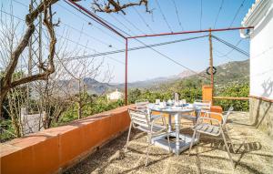 stół i krzesła na balkonie domu w obiekcie Lovely Home In Periana w mieście Periana +18 zdjęć