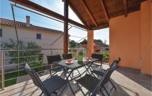 Balkón alebo terasa v ubytovaní Three-Bedroom Holiday Home In Sibenik