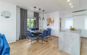 Χώρος καθιστικού στο Stunning Apartment In Pobri