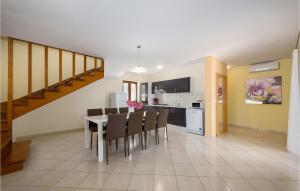 Kuchnia lub aneks kuchenny w obiekcie Three-Bedroom Holiday Home In Kmacici