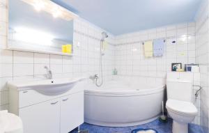 Kúpeľňa v ubytovaní Three-Bedroom Holiday Home In Valtura