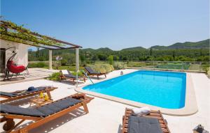 Bazén v ubytování Holiday Home Blato Na Cetini 9 nebo v jeho okolí