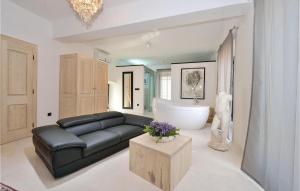 Khu vực ghế ngồi tại Pet Friendly Home In Tkon