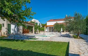 Vonkajšia záhrada v ubytovaní Holiday Home Sibenik 58