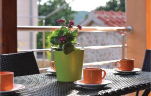 Balkón alebo terasa v ubytovaní Three-Bedroom Holiday Home In Sibenik
