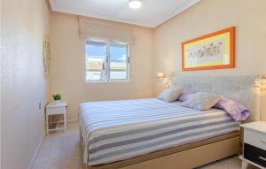 sypialnia z łóżkiem i oknem w obiekcie Cozy Apartment In Torrevieja With Wifi w mieście Torrevieja