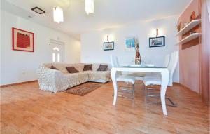 Posedenie v ubytovaní Three-Bedroom Holiday Home In Sibenik