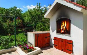 Zahrada ubytování Holiday Home Kastel Kambelovac 11