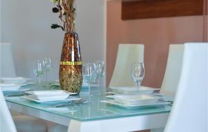 Nápoje v ubytovaní Three-Bedroom Holiday Home In Sibenik