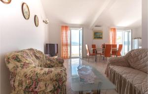 Posezení v ubytování Two-Bedroom Apartment In Komarna