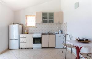 Kuchyň nebo kuchyňský kout v ubytování Two-Bedroom Apartment In Komarna