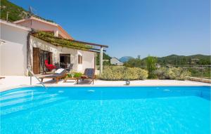 Bazén v ubytování Holiday Home Blato Na Cetini 9 nebo v jeho okolí