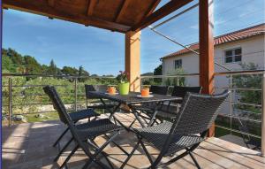 Balkón alebo terasa v ubytovaní Three-Bedroom Holiday Home In Sibenik