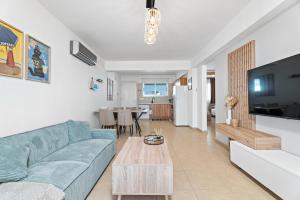 Μια τηλεόραση ή/και κέντρο ψυχαγωγίας στο Spitaki 2 BDR Apartment with Pool and Close Proximity to Beach +37 φωτογραφίες