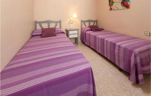 Łóżko lub łóżka w pokoju w obiekcie Cozy Apartment In Torrevieja With Wifi