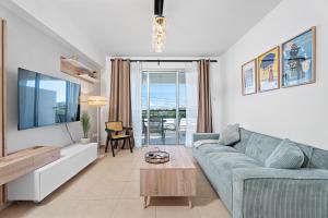 Χώρος καθιστικού στο Spitaki 2 BDR Apartment with Pool and Close Proximity to Beach