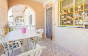 balkon ze stołem i krzesłami oraz oknem w obiekcie Cozy Apartment In Torrevieja With Wifi w mieście Torrevieja +17 zdjęć