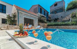 Hồ bơi trong/gần Pet Friendly Home In Tkon