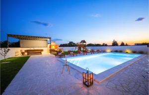 basen ze zjeżdżalnią w ogrodzie w obiekcie Gorgeous Home In Vrsi w mieście Vrsi
