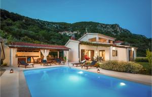 Bazén v ubytování Holiday Home Blato Na Cetini 9 nebo v jeho okolí