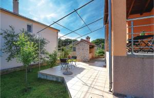 Vonkajšia záhrada v ubytovaní Three-Bedroom Holiday Home In Sibenik