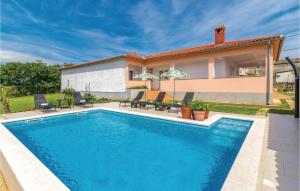 basen przed domem w obiekcie Holiday Home Valtura Xlvii w mieście Valtura