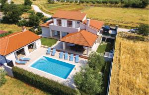 Bazén v ubytování 4 Bedroom Cozy Home In Vodnjan nebo v jeho okolí