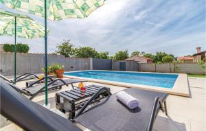 Bazén v ubytovaní Holiday Home Valtura Xlvii alebo v jeho blízkosti