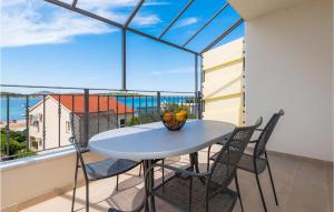 Una mesa y sillas en un balcón con vista al mar. en Gorgeous Apartment In Srima With Wifi, en Srima