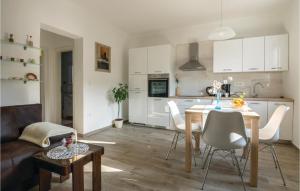 Kuchyňa alebo kuchynka v ubytovaní One-Bedroom Apartment In Zadar
