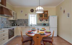 Kuchyň nebo kuchyňský kout v ubytování 3 Bedroom Beautiful Home In Krnica