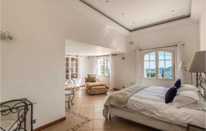 Posteľ alebo postele v izbe v ubytovaní Stunning Home In Les Adrets-De-Lestére + 37 fotografií