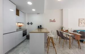 Η κουζίνα ή μικρή κουζίνα στο Amazing Apartment In Fuengirola