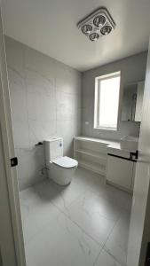 Koupelna v ubytování Stylish New & Cosy 3-Bedroom Retreat in Auckland - Perfect for Your Next Getaway!