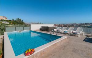 索林Studio Apartment In Solin的阳台上放着一碗水果，旁边是游泳池。