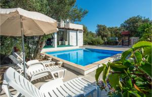 Bazén v ubytovaní Holiday Home Vinisce With Sea View I alebo v jeho blízkosti
