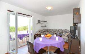 un soggiorno con un tavolo e un divano di Nice Home In Rogoznica a Podglavica