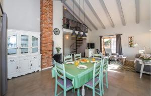 Posedenie v ubytovaní 4 Bedroom Nice Home In Vodice