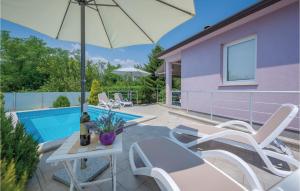 Bazén v ubytování Holiday Home Presika Cr nebo v jeho okolí