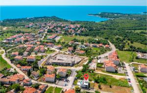 una vista aérea de una ciudad con una señal de stop en Pet Friendly Home In Porec, en Poreč