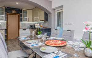 - une table à manger avec une pizza dans l'établissement Amazing Home In Donji Prolozac, à Donji Proložac