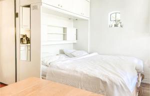 Un dormitorio blanco con una cama y un espejo. en Poseidon 3, en Bergen aan Zee