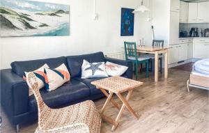 una sala de estar con un sofá y una mesa en Poseidon 3, en Bergen aan Zee 2 fotos más