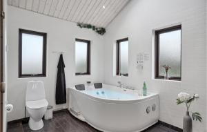 Koupelna v ubytování Three-Bedroom Holiday Home In Hjorring