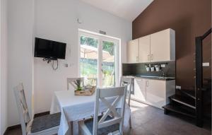 Kuchyň nebo kuchyňský kout v ubytování Cozy Apartment In Porozina With Wifi
