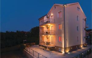 Budova, kde se apartmán nachází + 16 fotografií
