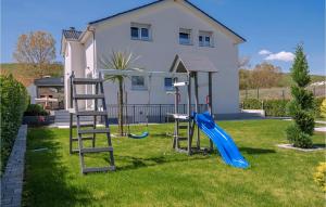 Herní místnost nebo prostor pro děti v ubytování Cozy Home In Kosute With Sauna