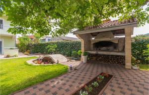 Vonkajšia záhrada v ubytovaní Stunning Home In Biograd Na Moru