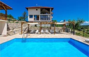 Bazén v ubytování 1 Bedroom Lovely Apartment In Rakovica nebo v jeho okolí