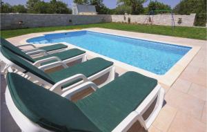 Bazén v ubytovaní Holiday Home Mali Vareski Iii alebo v jeho blízkosti